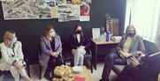 Η Μαρέβα Μητσοτάκη συνεχίζει να σπάει ανενόχλητη τα μέτρα περιορισμού της κυκλοφορίας από νομό σε νομό και το Υπ. Εργασίας να βγάζει δελτία Τύπου για τα “κομψά” … ρεπορτάζ των καναλιών!
