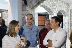 Επίσκεψη και ξενάγηση του Αλέξη Τσίπρα στο Φεστιβάλ Πριμαρόλια και την Έκθεση σύγχρονης τέχνης στο Αίγιο.