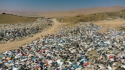 Χιλιάδες καινούργια ρούχα πετιούνται στην έρημο
