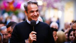 «Ούτε ο Εσκομπάρ 30 συνοδευτικά!» – Θύελλα αντιδράσεων για την εμφάνιση Μητσοτάκη στην Πολίχνη (video)