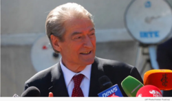Άρση της βουλευτικής ασυλίας του Σαλί Μπερίσα αποφάσισε η αλβανική βουλή