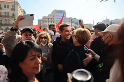 Το “παρών” στην μεγάλη απεργιακή κινητοποίηση έδωσε ο Αλέξης Τσίπρας: “Ηχηρή απάντηση της κοινωνίας στο καθεστώς ακρίβειας, ανασφάλειας και διαφθοράς” – Η φωτογραφία με τον πιτσιρικά με τον Τσε Γκεβαρά