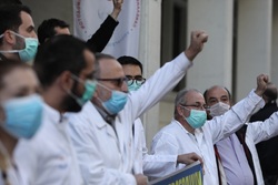 «Στοχεύει στη συγκάλυψη κυβερνητικών ευθύνων»: Οι Νοσοκομειακοί Γιατροί απαιτούν την κατάργηση της κυβερνητικής τροπολογίας περί «ακαταδίωκτου»