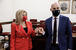 Η Νέα Δημοκρατία με άρωμα χούντας έφερε τα κλαρίνα στη Βουλή! (Video)