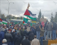 Ιορδανοί σχηματίζουν ανθρώπινη αλυσίδα για να εμποδίσουν φορτηγά με προορισμό το Ισραήλ σε αλληλεγγύη με τη Γάζα