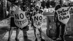 Τι υπάρχει σε ένα σύνθημα; Φαντάζομαι την κατάργηση