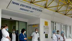 Οι νοσοκομειακοί γιατροί καταγγέλλουν τη «λιποταξία των καθηγητών της Ιατρικής Σχολής Αθήνας από την πανδημία»