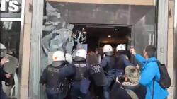 Kτηνώδης επίθεση των ΜΑΤ σε διαδηλωτές που άνοιξαν πανό για την Παλαιστίνη - Xτύπησαν περαστικούς, έσπασαν τζαμαρία (βίντεο)
