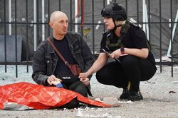 Η Ουκρανία θρηνεί τα παιδιά της: Πατέρας κρατούσε επί 2 ώρες το χέρι του νεκρού παιδιού του