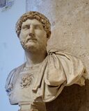 Αδριανός, Ρωμαίος αυτοκράτορας, βαθύτατα φιλέλληνας, όμως η βασιλεία του είχε ένα διστακτικό ξεκίνημα, μια ένδοξη περίοδο ακμής και ένα τραγικό επίλογο