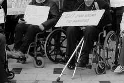 Στους δρόμους σύλλογοι ατόμων με αναπηρία για την ακρίβεια