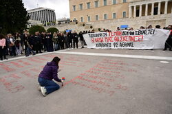 Έγραψαν με κόκκινη μπογιά μπροστά στη Βουλή τα ονόματα των 57 νεκρών στα Τέμπη (Εικόνες)