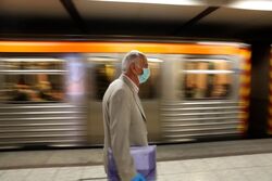 Κορονοϊός: Τι να κάνετε για να μείνετε ασφαλείς σε τρένα και λεωφορεία