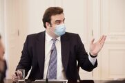 Κυβέρνηση Μητσοτάκη: Για το ΕΣΥ δεν έχει αλλά για τους μετακλητούς του Πιερρακάκη βρέχει χρυσές υπερωρίες
