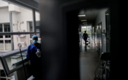 ΠΟΕΔΗΝ: Απολύονται από τα νοσοκομεία 6.000 συμβασιούχοι και επιστρέφουν οι εργολάβοι