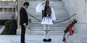 Ντροπή! Απίστευτη προσβολή στον Πρόεδρο γειτονικού κράτους από την υποκριτική στάση της κυβέρνησης Μητσοτάκη! Δεν βρέθηκε υπουργός να συνοδεύσει τον Τίμο Πενταρόφσκι στην κατάθεση στεφάνου στον Άγνωστο Στρατιώτη από φόβο μην “μαυριστούν” από τους ψηφοφόρους τους!