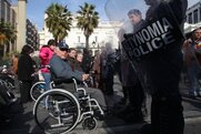 «Οι ανάπηροι και οι οικογένειές μας σε κίνδυνο»: Συγκεντρώσεις διαμαρτυρίας σε όλη τη χώρα