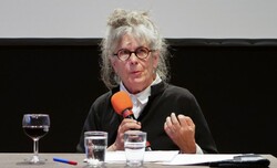 Kristin Ross: «Υπάρχει μια υπαρξιακή διάσταση στη μορφή-κομμούνα: παίρνεις την ευθύνη να οργανώσεις την καθημερινή σου ζωή μαζί με άλλους.»