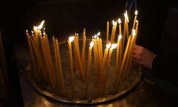 Η Εκκλησία αδιαφορεί για τον περιορισμό κυκλοφορίας, ανοίγει με... ωράριο τις εκκλησίες τη Μ. Εβδομάδα (Pdf)