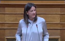 Όχι ένα, όχι δύο αλλά 3 ψηφίσματα “τρέχουν” κατά της Κεραμέως! Πάνω από 10.900 υπογραφές για την απόλυσή της από το υπουργείο Παιδείας