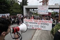 Φοιτητές & καθηγητές στις πύλες των πανεπιστημίων για να μην μπει η πανεπιστημιακή αστυνομία (Photos)