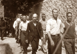 «…Εννέα όγδοα στης Καισαριανής τον τοίχο…»