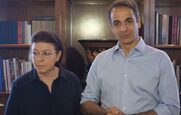 Τον κρατάει απ’ τη στέκα της